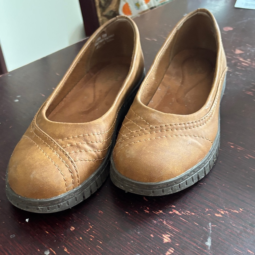 Easy Street Tan Flats for Women Size 10